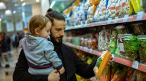 Правителството се надява, че нарастващите разходи за живот, които се дължат на повишените цени на суровините, свързани с конфликта в Украйна, ще започнат да намаляват след май.