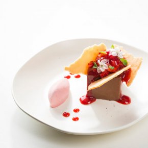 За десерт Дарк темптейшън – шоколадовата торта с ягоди, кръстена по загадъчен начин, е страхотен финал за кулинарното удоволствие