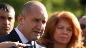 В отговор на журналистически въпрос за коментар на думи на външния министър на РСМ Буяр Османи, президентът заяви, че според него е “крайно неуместно и нездравословно да се говори за България”