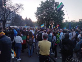 Кордон от жандармерия и малка група привърженици на Русия с български знамена пред входа на посолството чакаше протестиращите