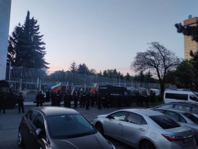  Недоволните хвърлиха червена боя към посолството и плюшени мечета, като символика на загиналите в Украйна деца