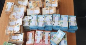 Недекларирана валута на стойност 1 649 636 лева откриха митничари в Бургас, съобщават от Агенция Митници