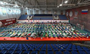 Център за временно настаняване на евакуирани от Украйна в местно спортно училище в Таганрог, Ростовска област, Русия, 17 март. (Сергей Пивоваров/Reuters)