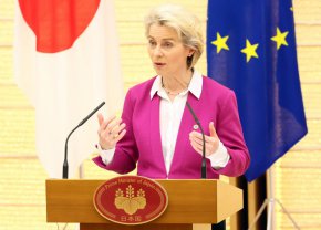 Председателят на Европейската комисия Урсула фон дер Лайен говори на пресконференция по време на срещата на върха ЕС-Япония в Токио в четвъртък. 