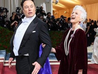 Предприемачът от SpaceX доведе майка си модела Мей Мъск на