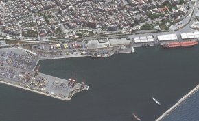 Корабът за насипни товари Matros Pozynich се вижда в сирийското пристанище Латакия на 8 май. (Maxar Technologies)