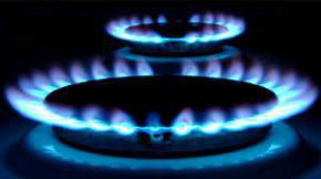 Основен фактор за това са сключените от „Булгаргаз“ договори за директни доставки на втечнен природен газ от производители, без посредници, на по-ниски цени от цените на „Газпром“, се посочва в съобщението от енергийния регулатор