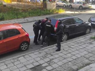 Полицията в Бургас задържа 38 годишен мъж забил кирки в два