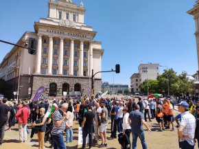 Протест на над 3 000 енергетици премина в центъра на София. Мероприятието бе организирано от синдикалните организации на КНСБ и Подкрепа в ТЕЦ Марица 3