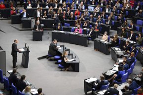 Германският канцлер Олаф Шолц (вляво) произнася реч преди следващата среща на върха на ЕС по време на заседание на Бундестага в Берлин, Германия, на 19 май. (Тобиас Шварц/AFP/Getty Images)