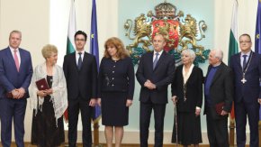 Президентът Румен Радев удостои с висши държавни отличия петима културни дейци за заслугите им в областта на културата и изкуството