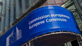 Също днес Комисията изпрати още едно официално уведомление до България за това, че не е въвела новия формат за разрешителни за пребиваване на граждани извън ЕС