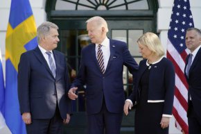 Президентът Джо Байдън, придружен от министър-председателя на Швеция Магдалена Андершон и президента на Финландия Саули Ниинистьо, говори в Розовата градина на Белия дом във Вашингтон