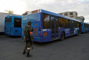 Автобуси, превозващи украински военни от стоманодобивния завод "Азовстал", пристигат в център за задържане в селището Оленовка в Донецка област, Украйна, на 17 май. (Александър Ермоченко/Reuters)