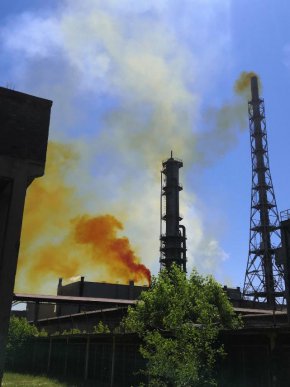 Оранжев пушек излиза от комините на огромния завод и се стеле над града. РИОСВ Хасково мълчи.