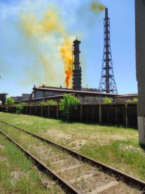 Оранжев пушек излиза от комините на огромния завод и се стеле над града. РИОСВ Хасково мълчи.
