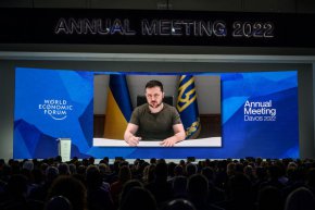 Украинският президент Владимир Зеленский се вижда на гигантски екран чрез видеовръзка по време на изказване в конгресния център по време на годишната среща на Световния икономически форум (СИФ) в Давос, Швейцария, на 23 май. (Fabrice Coffrin/AFP/Getty Images)