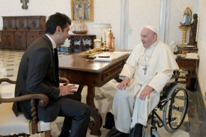  

Той ми каза „Тя е навсякъде. Знам, че е и във вашата страна. Поздравявам правителството Ви, че основната му цел е изтръгването й". Той благослови работата ни и каза, че пътят е правилен”. Това каза след срещата си с папа Франциск премиерът на България Кирил Петков.
