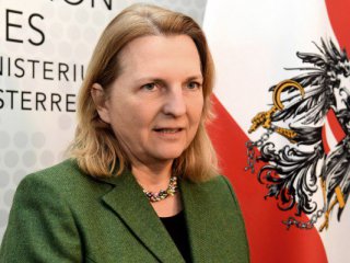 Бившият австрийски външен министър Карин Кнайсъл стана поредната известна фигура