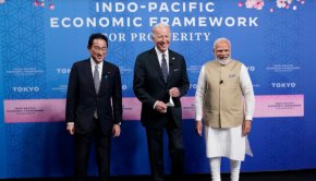 Японският министър-председател Фумио Кишида (вляво), президентът на САЩ Джо Байдън и индийският министър-председател Нарендра Моди позират за снимки, докато пристигат на събитието за представяне на Индо-тихоокеанската икономическа рамка за просперитет в галерията Izumi Garden, 23 май 2022 г. , Токио.