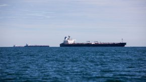 Основните цифри, които показват, че руският износ все още е относително силен, не показват цялата история", заяви базираният в Хюстън енергиен стратег Клей Сейгъл, цитиран от Ройтерс. "Руският петрол в морето продължава да се натрупва.