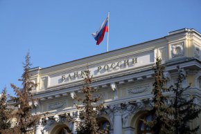 Руският национален флаг над централата на централната банка на Русия "Банк России" в Москва, Русия, на 28 февруари. (Андрей Рудаков/Bloomberg/Getty Images)