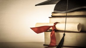 С правителственото постановление се предвижда да отпаднат ежегодно предоставяните средства за допълнителни стипендии на докторанти