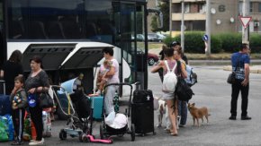 Голяма част от украинските бежанци отказаха да влязат във фургоните, които се намират във временните разпределителни центрове, заради условията в тях и стояха часове наред в автобусите