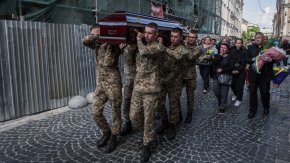 Украински войници носят ковчезите на загиналите по време на погребение в Лвов, Украйна, 26 май. (Адри Салидо/Anadolu Agency/Getty Images)