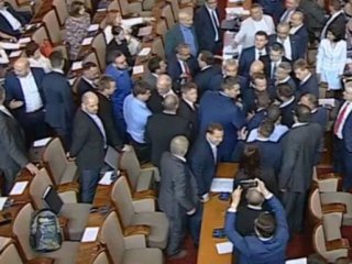 Бой между депутатите назря насред дебата по предложенията на ДСБ