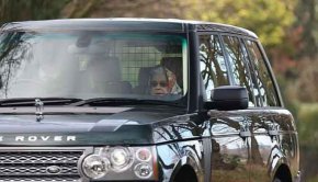 Според източника кралицата е изпратила собствения си Land Rover, за да вземе Хари и Меган по-рано днес - макар да не е ясно защо го е направила и къде са отишли, освен на частно семейно събиране.

 