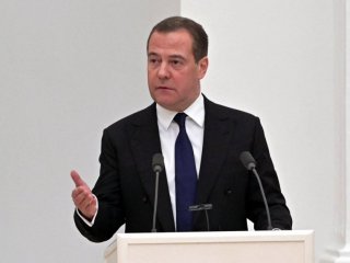 Бившият руски президент Дмитрий Медведев заяви че никой не бива