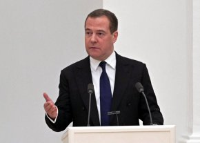 В интервю за "Ал Джазира" Медведев, който в момента е заместник-председател на руския Съвет за сигурност, заяви, че макар да не иска да плаши никого, "когато хората казват, че нещо е невъзможно, защото то никога не е възможно, те винаги грешат" Той отбеляза, че светът вече е бил свидетел на използването на ядрени оръжия - и то "не от кого да е, а от американците".