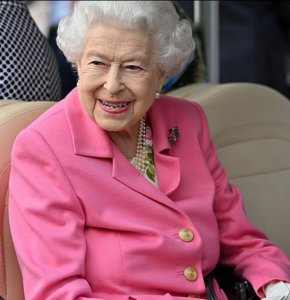 Кралицата носеше подходящата брошка за първи път от много години на изложението за цветя в Челси миналия месец. Брошката представлява цветен спрей, изработен от розови и сини сапфири, рубини и диаманти