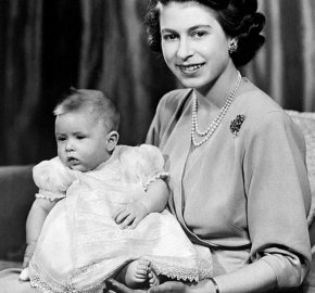 Смята се, че обеците, които Кейт носеше вчера, са били носени за последен път от кралицата на тази снимка, на която тя държи малкия принц Чарлз в частна стая в Бъкингамския дворец
