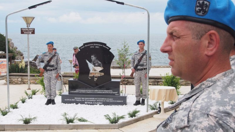 Паметна плоча, посветена на загиналия край Шабла военен пилот Валентин
