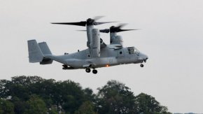 Хеликоптер MV-22B Osprey лети на 3 август 2012 г. във военновъздушното съоръжение на морската пехота в базата на морската пехота в Куантико, щата Вирджиния. Длъжностни лица твърдят, че MV-22B Osprey на морската пехота, превозващ петима морски пехотинци, се е разбил 