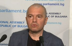 Председателят на парламентарната група на ИТН Тошко Йораданов на брифинг в парламента