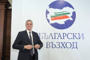“Между партиите и обществото зее пропаст, целта на Български възход е да я запълним”, подчерта Янев.