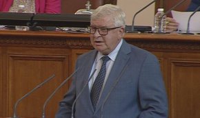 
Заседанието на парламента е извънредно, а вота на недоверие срещу правителството на Кирил Петков е с мотив - провал във финансово икономическата политика.

 