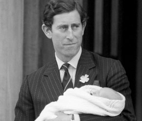 Дворецът Кенсингтън пък отбеляза ЧРД на Уилям като пусна невиждани досега снимки на херцога, който помага благотворително при продажбата на списание по улиците на Лондон