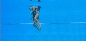 
Състезаващата се за трети път на световно първенство Алварес не дишаше, когато Фуентес я издърпа с малко помощ до борда на басейна