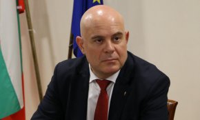 
Главният прокурор Иван Гешев е излъгал Комисията по бюджетен контрол на Европейския парламент, че разследванията за златните кюлчета и къщата в Барселона, свързани с бившия премиер Бойко Борисов, ще приключат до няколко седмици