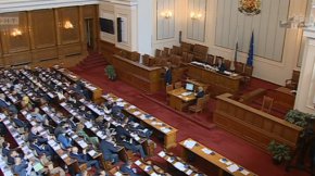 Народното събрание събра кворум за заседание в петък. То беше открито от временния председател Мирослав Иванов. Той предложи дневния ред, в който първа точка е въпросът за РС Македония. Одобриха го 210 народни представители, 