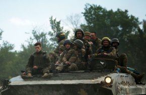 Украински войници се возят на бронетранспортьор (БТР) по пътя от източната част на Луганска област, Украйна, на 23 юни. (Анатолий Степанов/AFP/Getty Images)