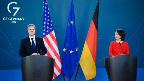 Министърът на външните работи на Германия Аналена Баербок (вдясно) и държавният секретар на САЩ Антъни Блинкен (вляво) говорят пред журналисти след среща в Министерството на външните работи в Берлин, Германия, на 24 юни. (Bernd von Jutrczenka/AFP/Getty Images)