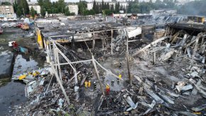 Спасители работят на мястото на търговския център, пострадал от руски ракетен удар в Кременчук, Украйна, на 28 юни. (Държавна служба за извънредни ситуации на Украйна/Reuters)