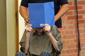 Мъж на 101 години бе признат за виновен и осъден на 5 г. затвор в Германия по обвинение в съучастничество в убийството на 3518 души, докато е бил надзирател в нацисткия концлагер "Заксенхаузен" през Втората световна война