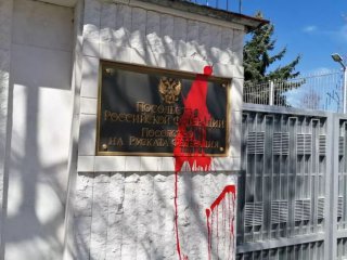 Руското посолство с червена боя