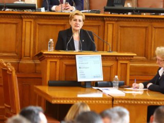 Депутатът от Възраждане Елена Гунчева напуска парламентарната група на партията